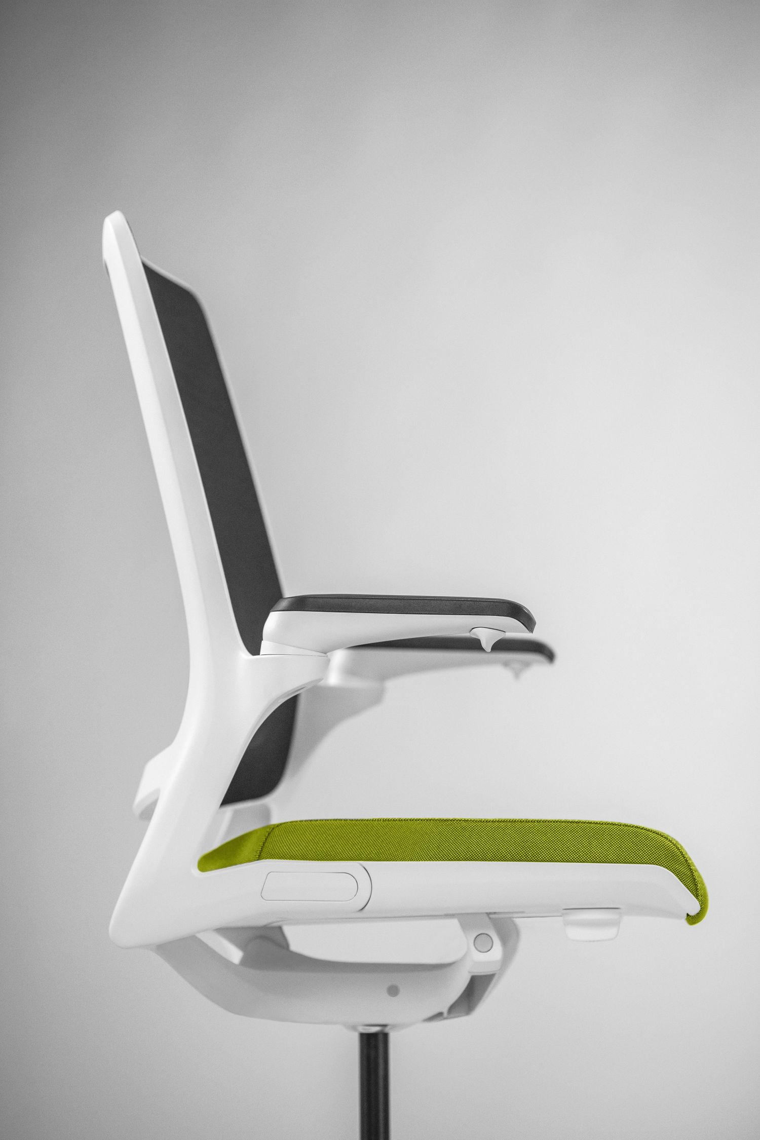 SMART to fotel biurowy obrotowy, który idealnie spełnia wymagania do ergonomicznej pracy zarówno w biurze, jak i w domu, dostosowany jest do potrzeb pracy z urządzeniami przenośnymi jak i do pracy klasycznej.